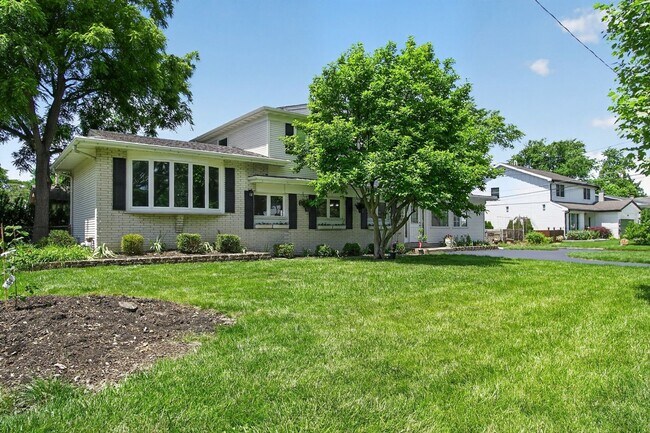 Building Photo - Spacious Stunning 3 BR House in Mount Prospect W/ Office/Playroom on Corner Lot