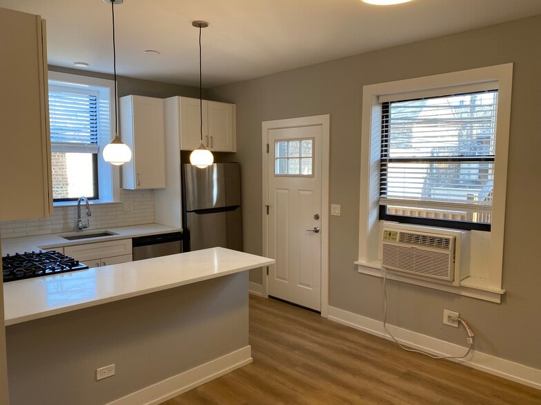 Building Photo - 3925 N Janssen Ave