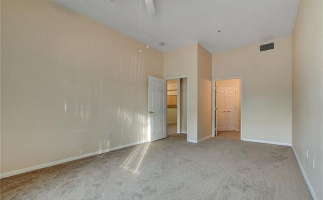 Building Photo - BEAUTIFUL 2 BED 2 BATH CONDO LOCATED ACROS...