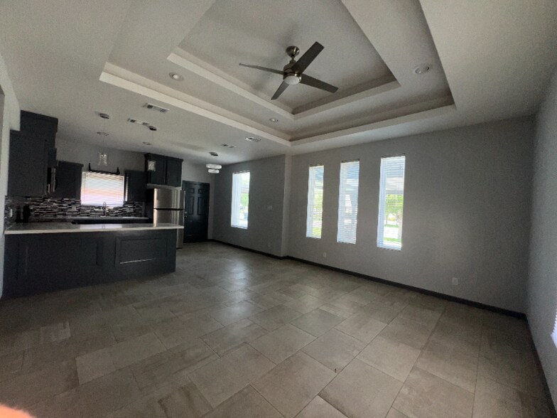 Building Photo - 904 E la Cantera Ave