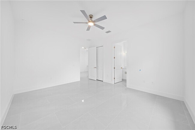 Building Photo - 2218 Fairway Dr