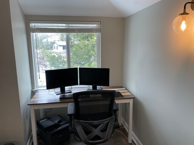Office area in large bedroom - 8255 Oak St