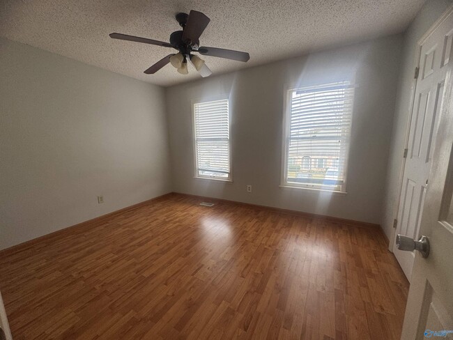 Building Photo - 210 Marinawoods Dr SE