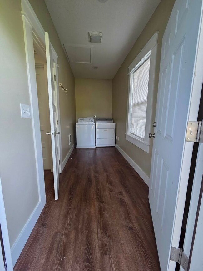 Building Photo - 5 Bedroom Home Corner Lot in N Portland