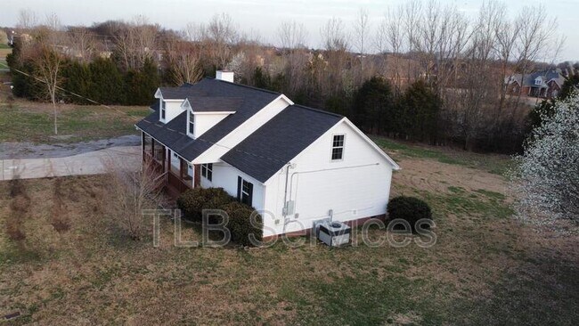 Building Photo - 211 Fall Creek Dr