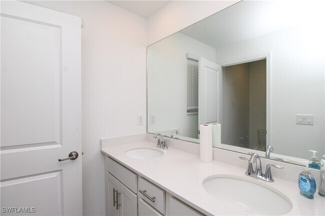 Building Photo - 2213 Avocado Ln