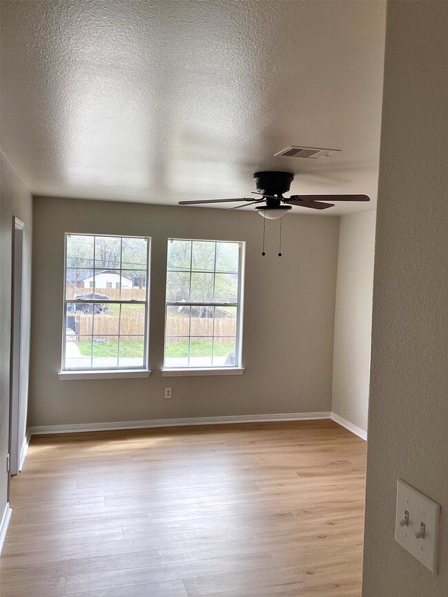 Building Photo - 10445 Wicklowe St