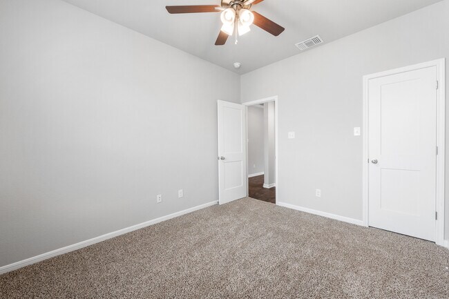 Building Photo - 617 La Parra Bend
