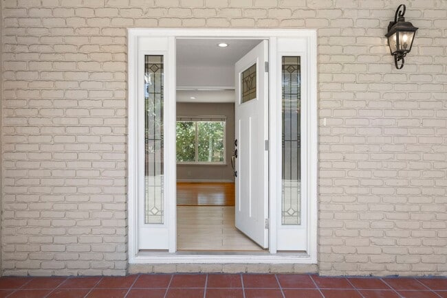 Building Photo - Spacious Menlo Park Retreat with 6 Bedroom...