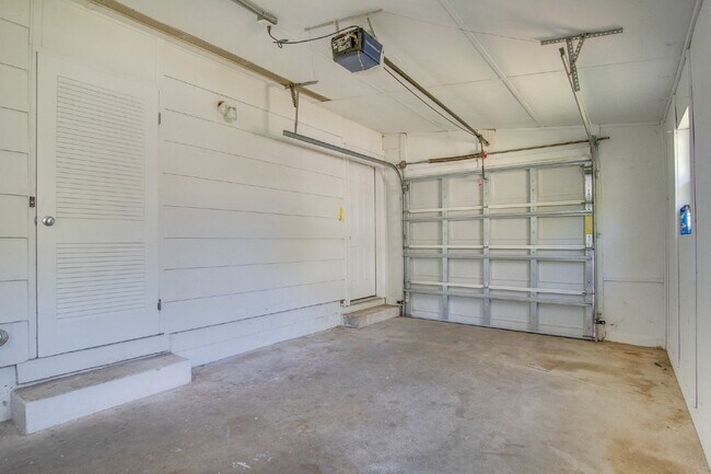 Building Photo - Centrally Located Pensacola 3BR/2BA Home Near Cordova Mall, Pensacola International Airport, Hosp...