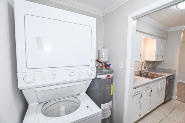 Building Photo - Charming Condo with community pool