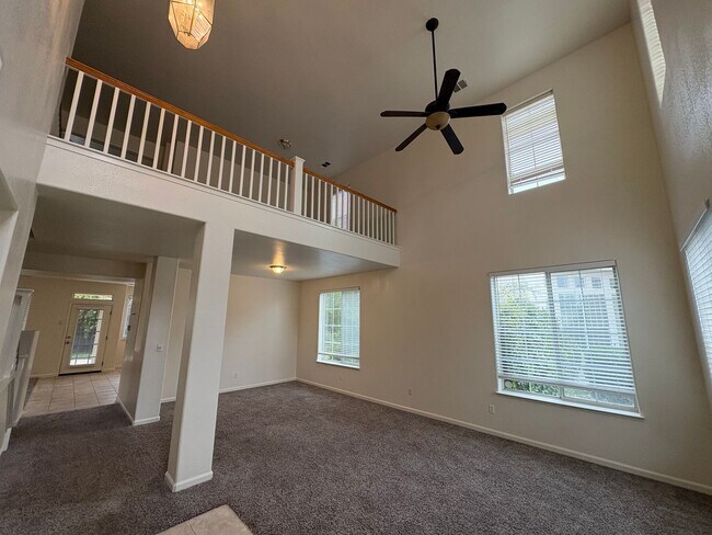 Building Photo - Spectacular home available now in a great neighborhood!