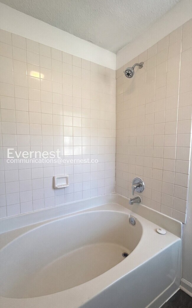 Building Photo - 3 Bed, 2 Bath Home with Off-Street Parking / Available Now!
