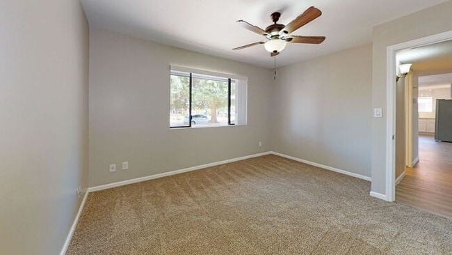 Building Photo - 3 bedroom 2 bath home situated on the Golf Course!