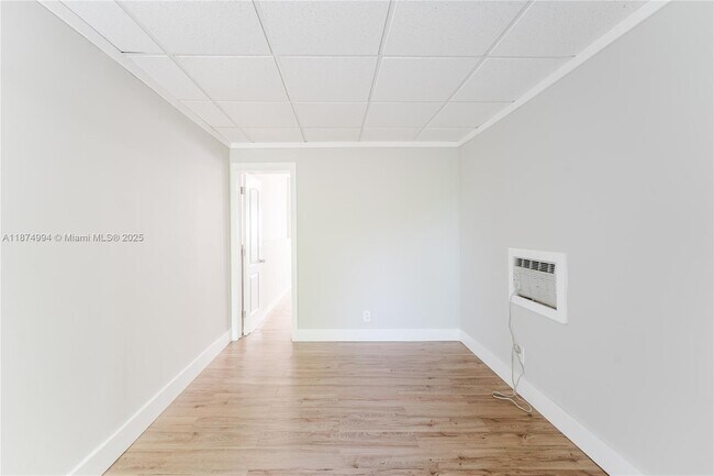 Building Photo - 1560 NE 42nd St