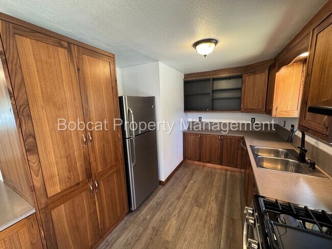Building Photo - 700 Cottonwood Dr