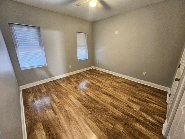 Building Photo - 2 Bedroom recently renovated Belmont Neigh...