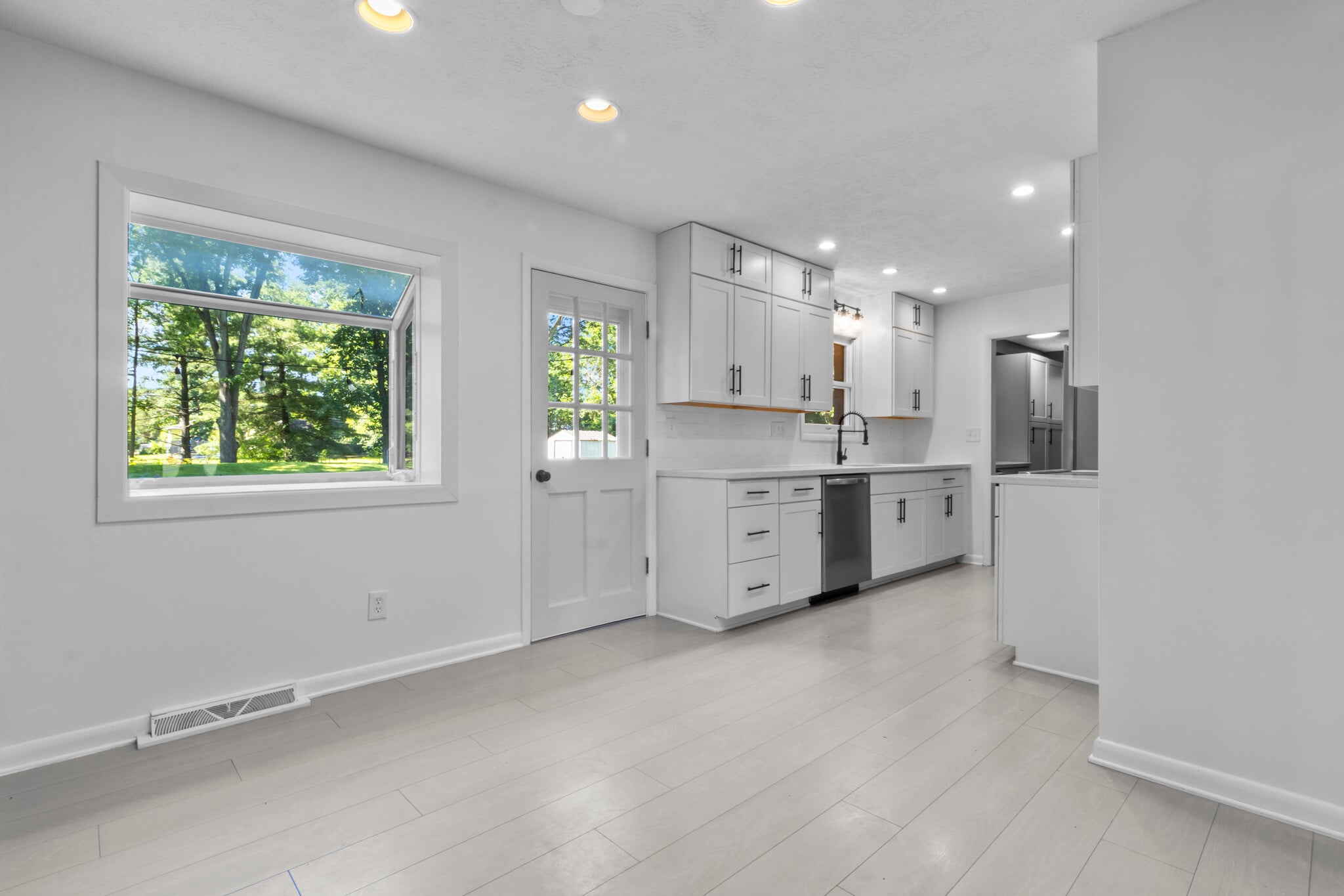 Building Photo - 820 Eaglewood Dr