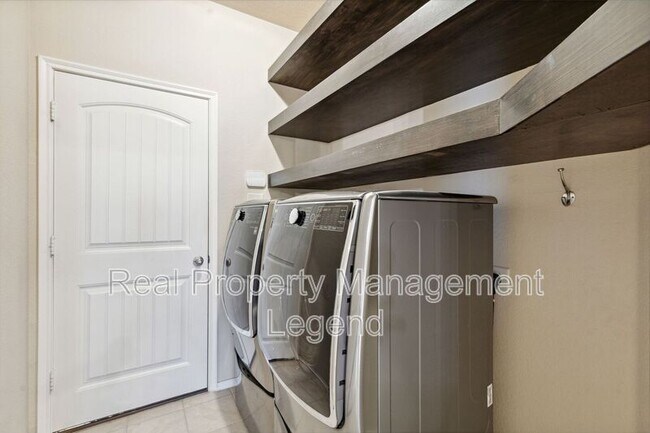 Building Photo - 812 Gray Fox Dr