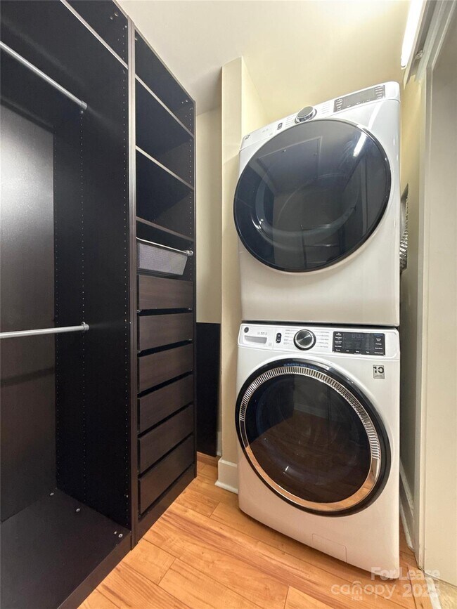 Building Photo - 505 E 6th St