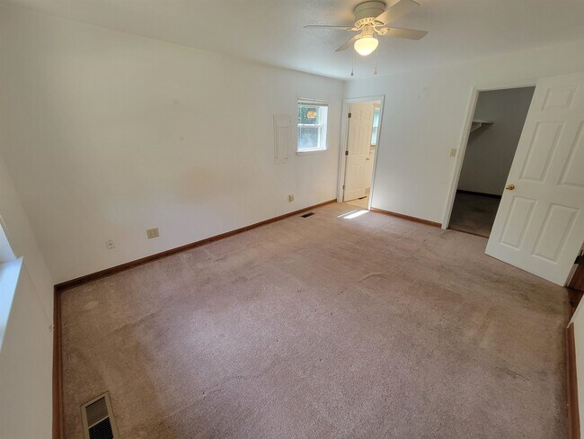 Building Photo - 1526 Highland Dr