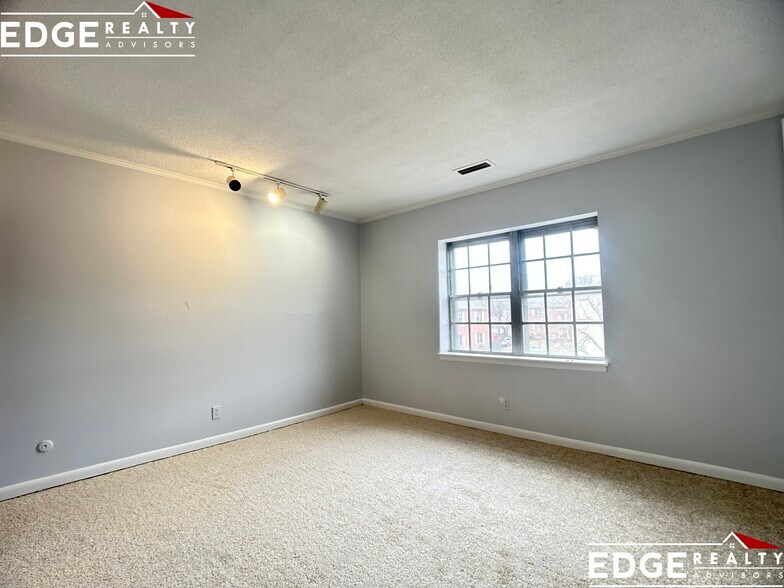 Building Photo - 162 Lake Shore Rd