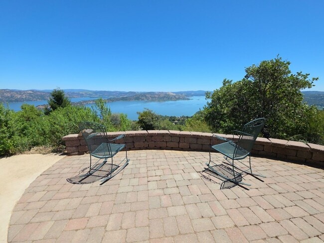 Building Photo - Stunning Lake Views in Riviera West