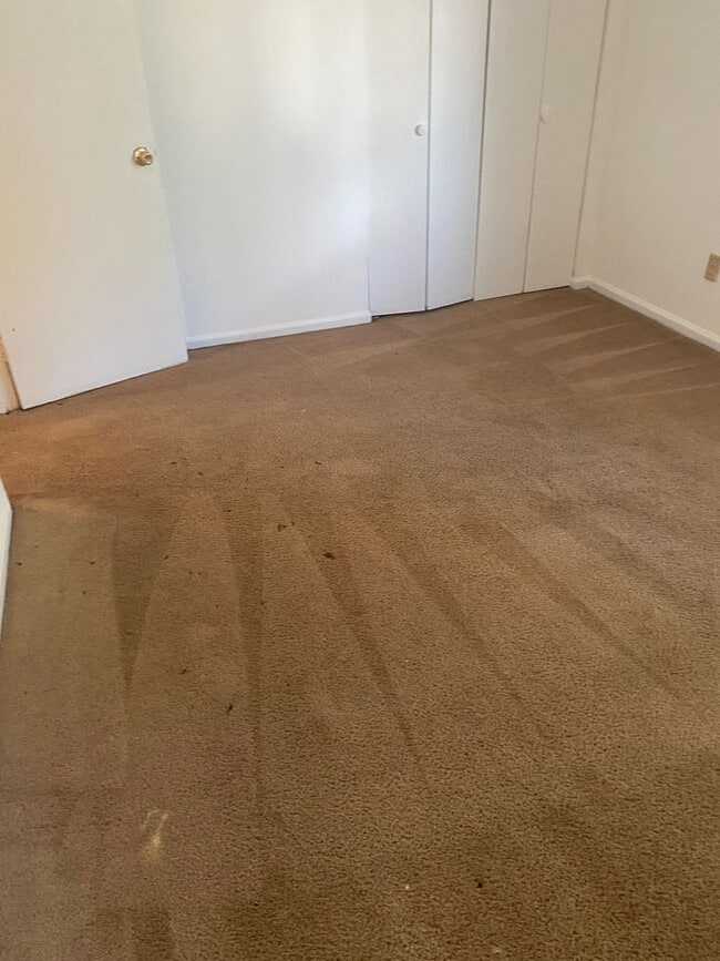 Building Photo - Cozy 2-Bedroom Townhome: Affordable Comfor...