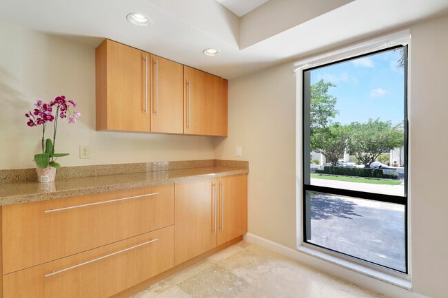 Building Photo - 1700 Presidential Way