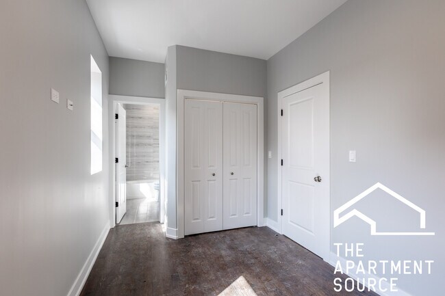 Building Photo - 3135 N Oakley Ave