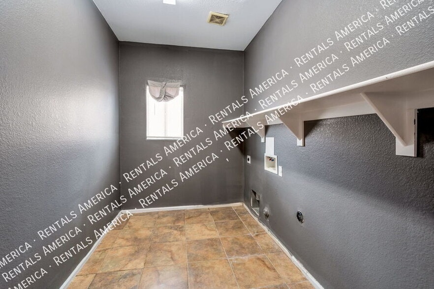 Building Photo - 629 E Saddle Way