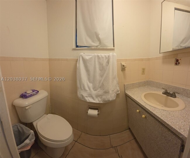 Building Photo - 2560 W 60th St