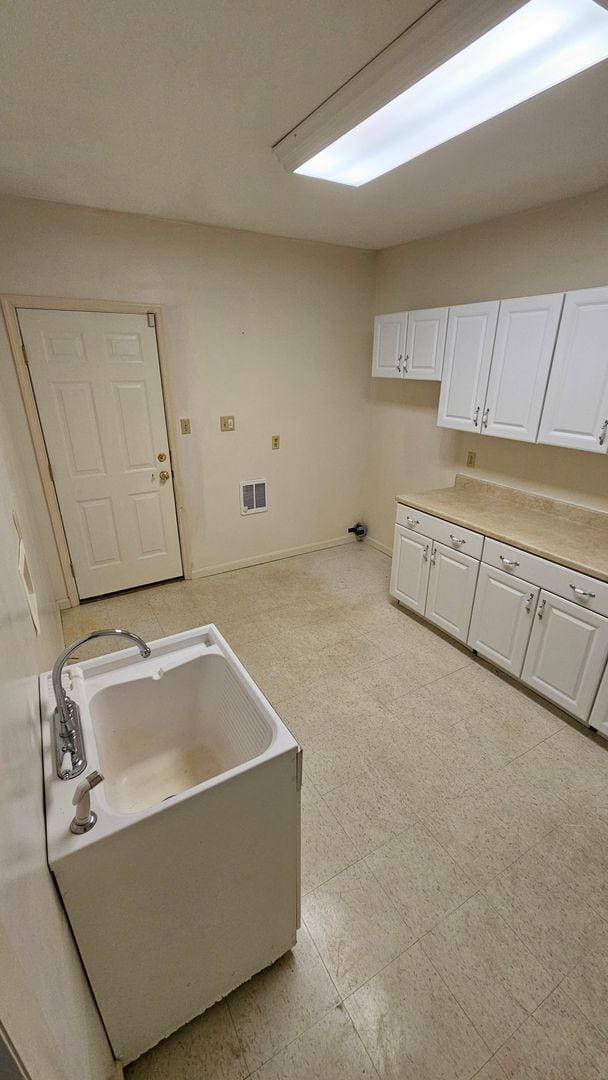 Building Photo - Spacious Single Family Home