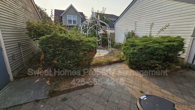 Building Photo - 6513 31st Ave S