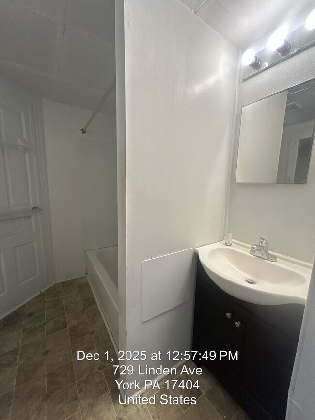 Building Photo - 727 Linden Ave