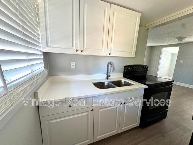 Building Photo - 4611 N Hubert Ave