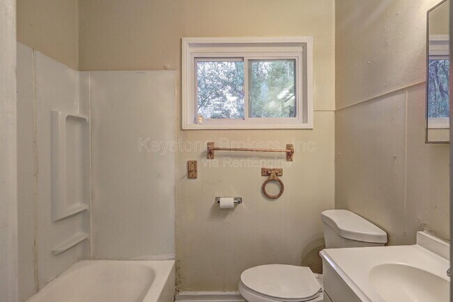 Building Photo - 2477 Thrasher Ave