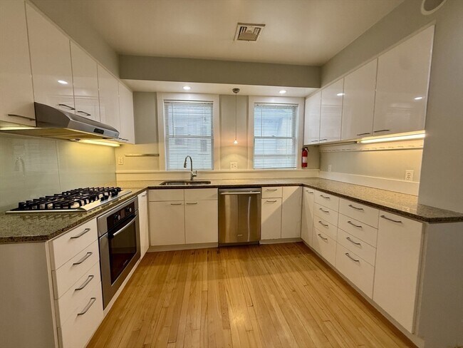 Building Photo - 174 Maplewood St