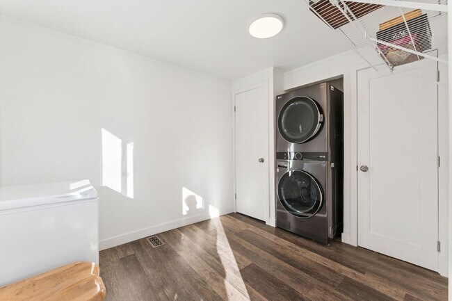 Building Photo - Waterfront Living!