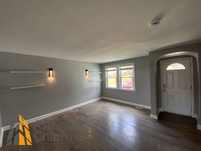 Building Photo - 3 Bedroom Home with Den and Fenced Yard in Quiet Neighborhood