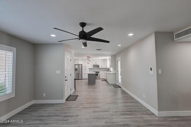 Building Photo - 917 N 87th Pl