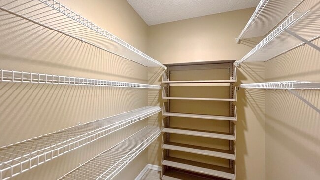 Building Photo - 831 Horseshoe Falls Dr