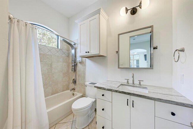 Building Photo - 13803 Lakeview Dr