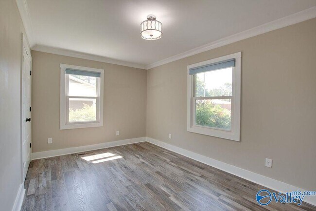 Building Photo - 213 Drake Ave SW