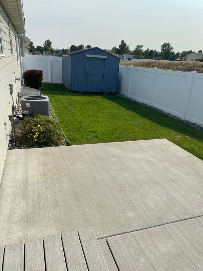 Building Photo - 3 Bedroom House with a 2 Garage in Heights