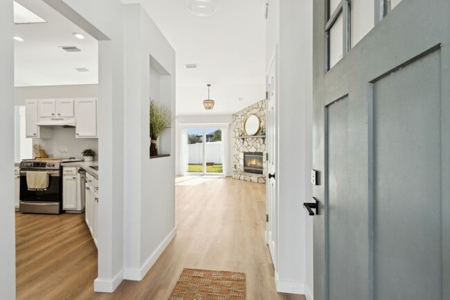 Building Photo - Adorable Newly Renovated 3/2