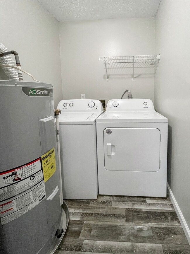 Building Photo - Fully Renovated!