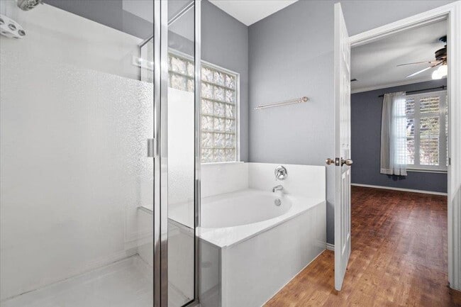 Building Photo - 633 Fairway