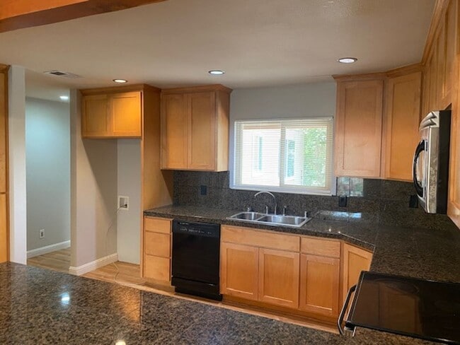 Building Photo - AVAILABLE NOW! Beautiful 2 Bedroom 2 Bath Condo in Citrus Heights!!!