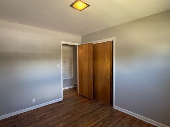 Building Photo - House For Lease